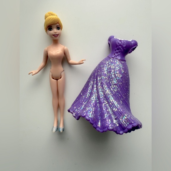 Disney Princess Cinderella Doll in Magic Clip Rapunzels Dress - Picture 4 of 5